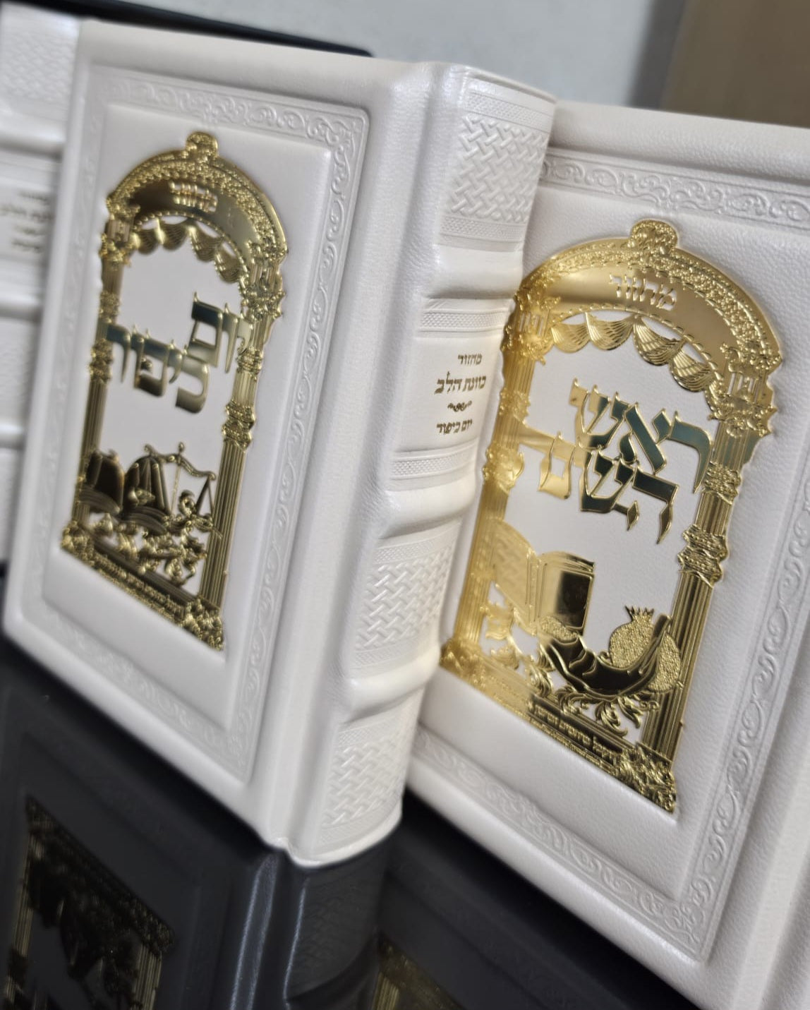 סט מחזורים 100% עור אמיתי גוון אופ וויט ופלקטה ציפוי זהב טהור