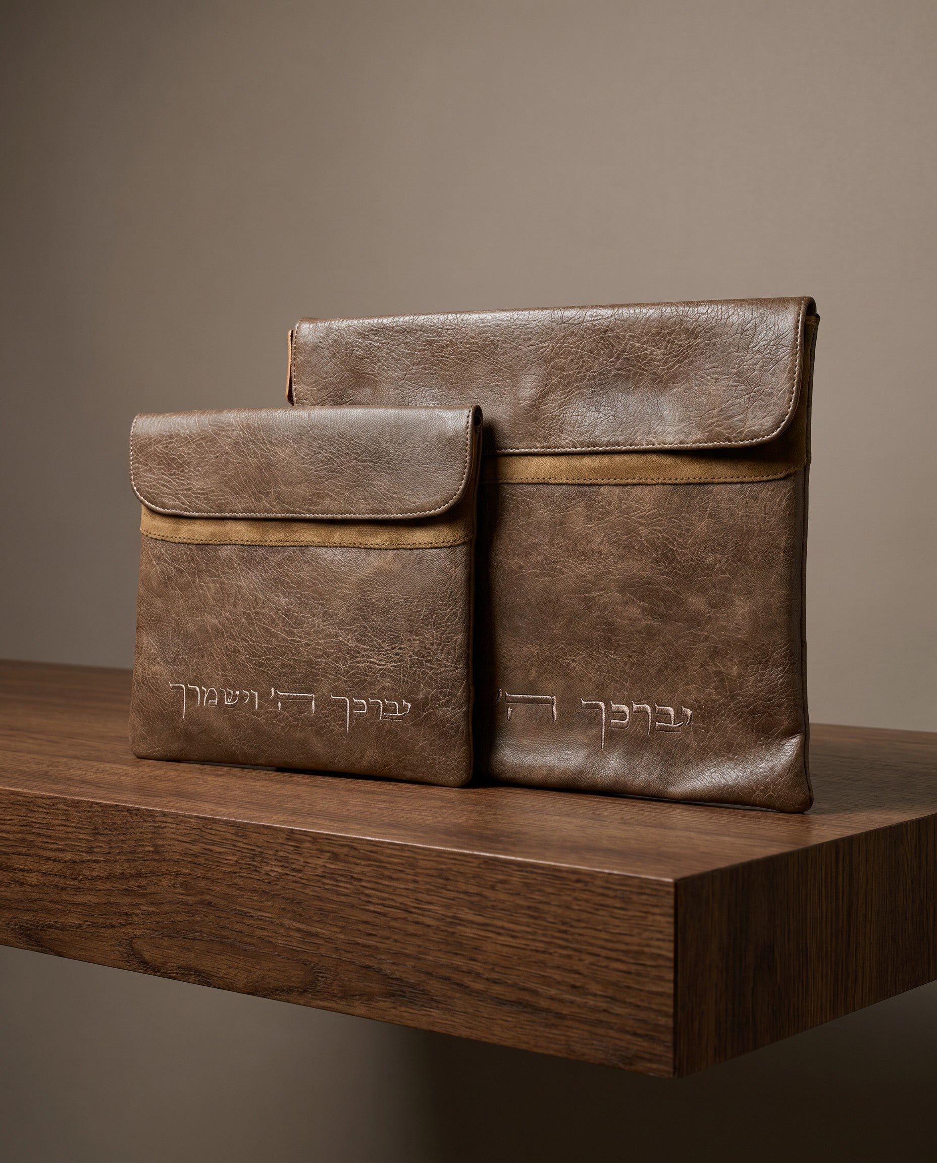 סט כיסויין לטלית ותפילין דמוי עור חום עתיק "יברכך" 180₪