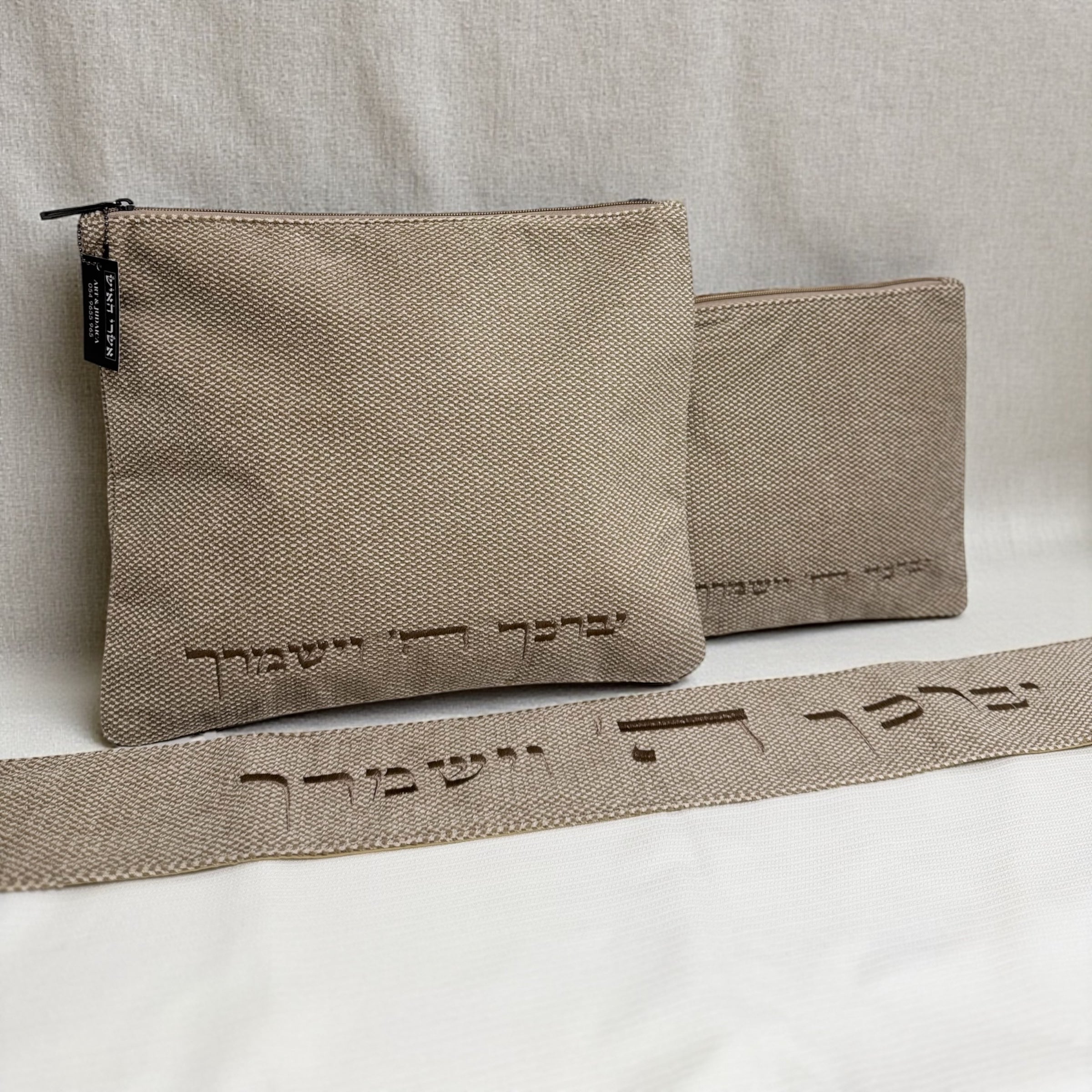 טלית עשויה 100% צמר רחלים איכותי, בעיצוב קלאסי ונקי עם עטרה תואמת
לסט כיסויים צבע אבן