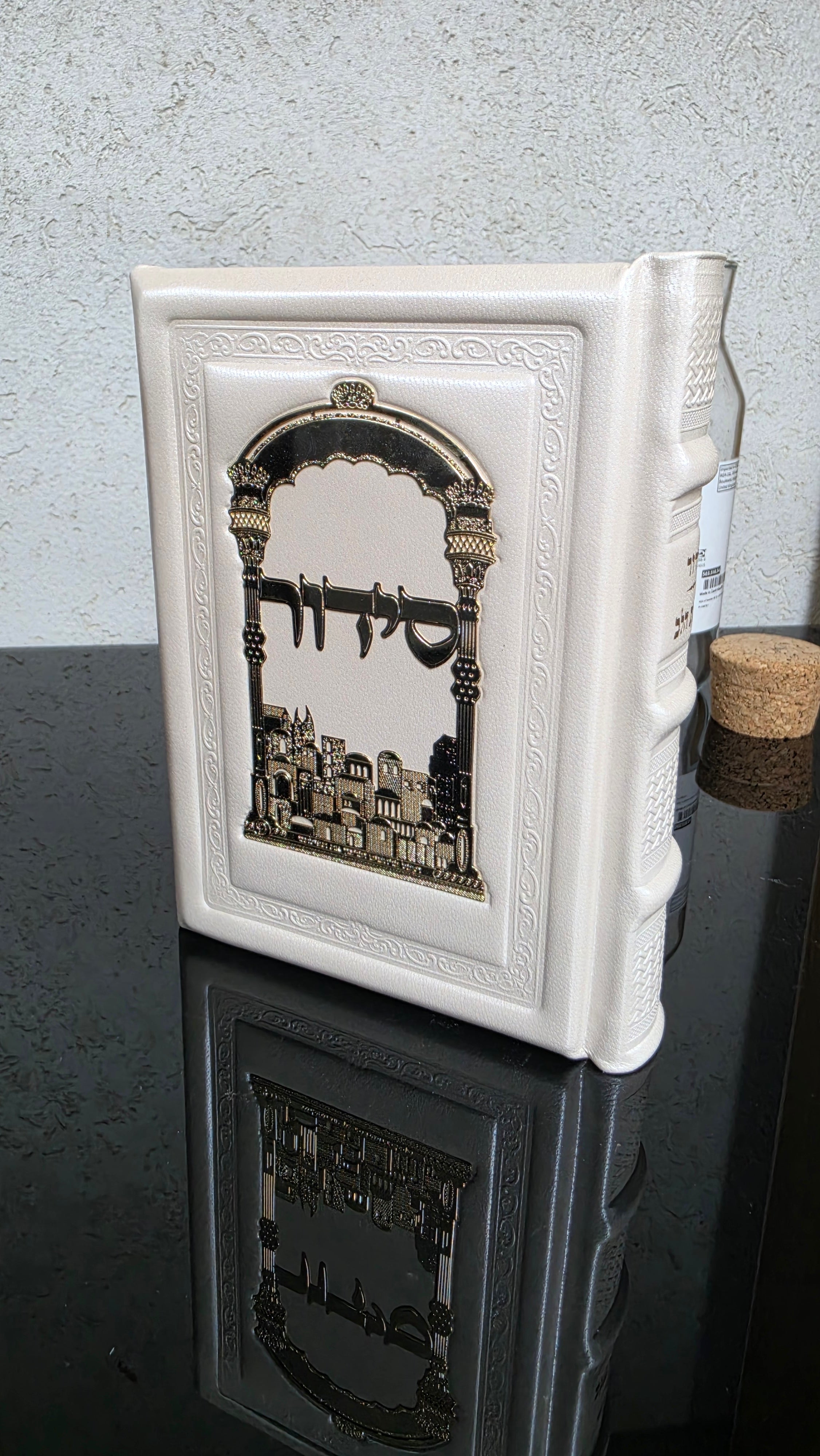סידור מעור אמיתי גוון אופ וייט ופלקטה ציפוי זהב טהור